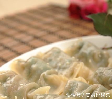 饺子|7月包饺子，荠菜芹菜靠边站，有个菜正当季，一口满嘴香