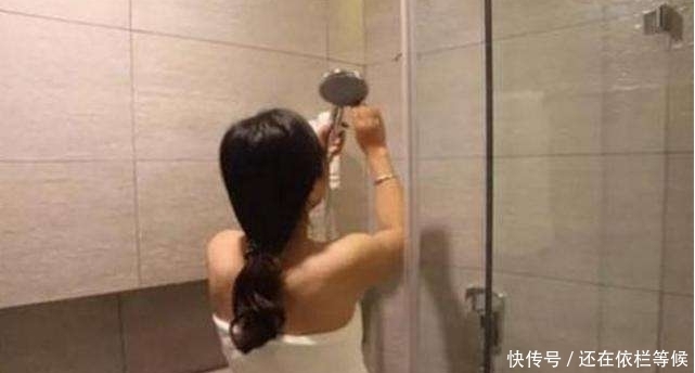 闯进|女子在家洗澡时，两名小偷闯进家里，她只说六个字，对方仓皇逃窜