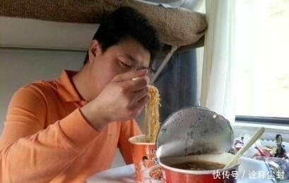 自热小火锅|泡面在火车上已“失宠”,这一美食替代了它,既好吃还省事
