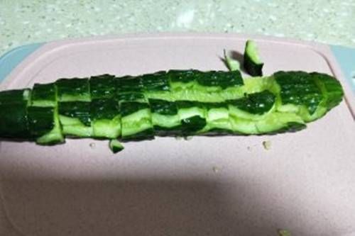  凉拌|如何让凉拌黄瓜变得美味？我教你两个窍门，比餐馆好多了