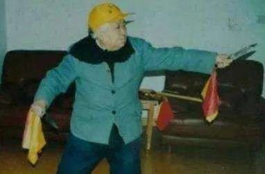 许世友|她是红军总教头,双枪让敌人闻风丧胆,和许世友拼酒量活到103岁