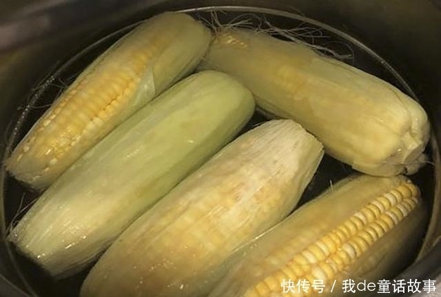 放上|煮玉米时,记着别用清水直接煮,放上2样料,玉米软糯又香甜