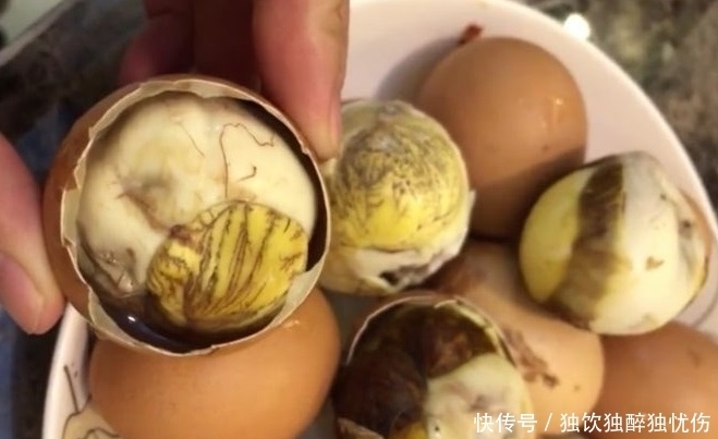 气愤|女子早餐店剥开一个坏鸡蛋，气愤不已时，老板却让她品尝一口