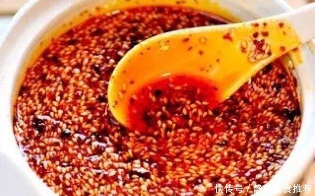 学会|做辣椒油时,不要直接淋油,学会这几个小技巧,红得发亮,香喷喷