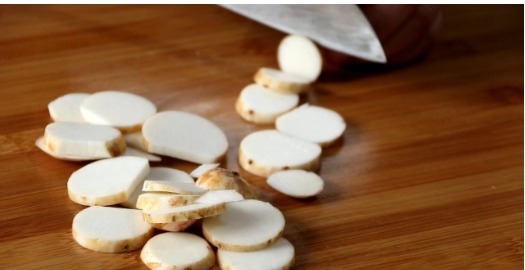 搅拌均匀|这是芋头汤的做法,与小海鲜巧妙搭配,太好喝了,鲜上加鲜