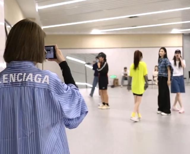 探班|乃万探班“青你二团”比拼臂力,不怪被称“老公团”金子涵厉害了