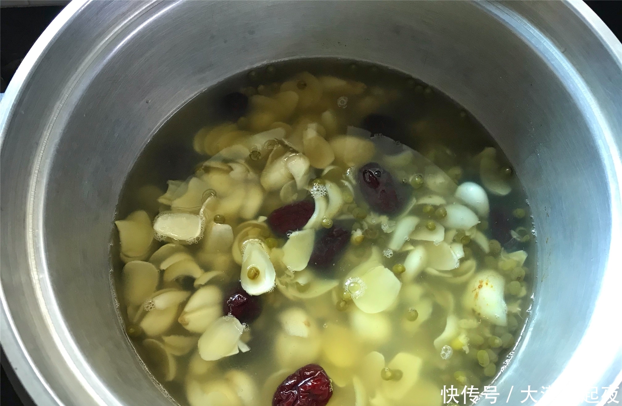 好喝|秋天,百合正当季,加两种食材一起煮,清甜润燥,便宜又好喝