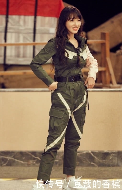 钻进|程潇的背法太有个性了,头钻进两条背带之间,怕单肩背会掉?