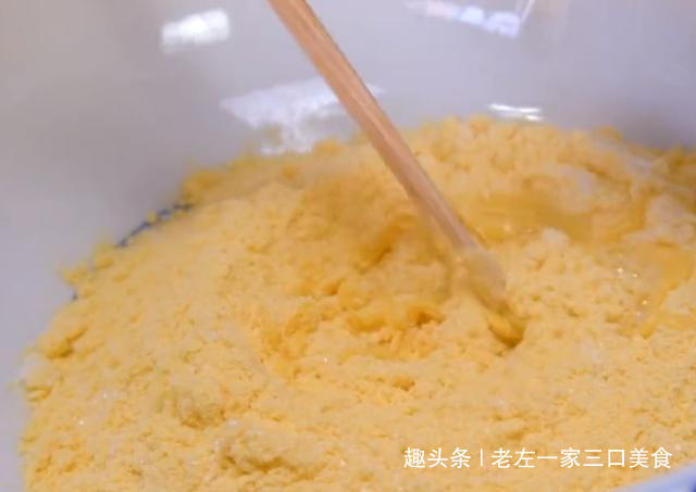 开水|玉米面百吃不厌做法,加1个苹果,开水一烫一搅,出锅不够全家吃