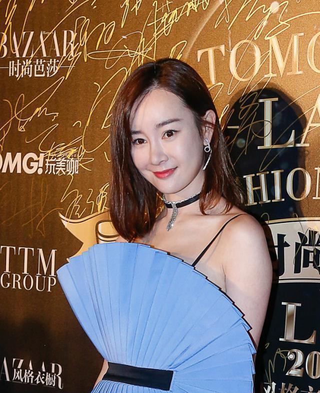 风格|三人同样穿“折扇裙”出镜,陶虹、张檬造型美,娄艺潇也很好看