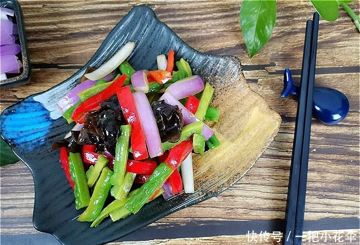 颜色|做苦瓜时,到底要不要焯水?很多人做错,难怪颜色发黄,苦味重