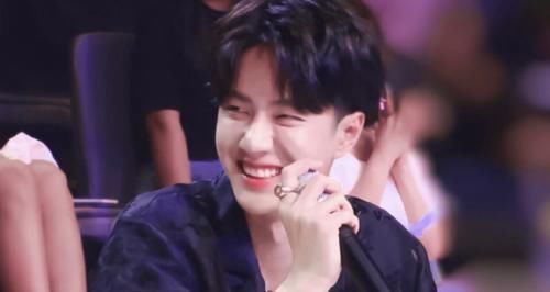 实在是太|王一博太调皮被误会,“不满”选手砸话筒弹飞笔,藏在本后太可爱