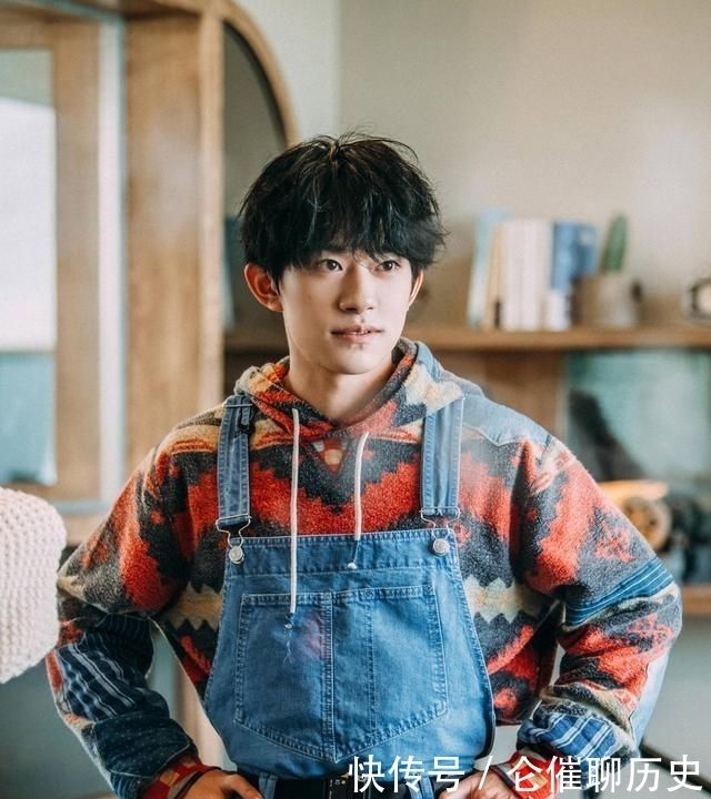 老师|四字弟弟跟何老师约定要穿背带裤,却不告诉他要束腰带,结果上身差距明显