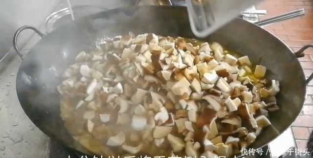 烧鸡|淮扬菜大厨改良员工餐将香菇烧鸡这么做,鲜香微辣,开胃下饭