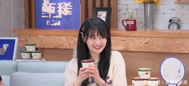  节目|郑爽上节目多次穿鞋踩沙发，真性情还是没素质？网友：情商太低