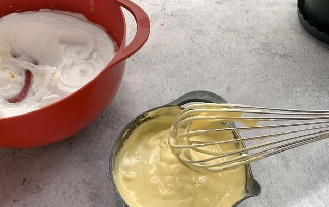  开裂|戚风蛋糕开裂，回缩2个盆教你做蛋糕，配方简单易学，一次成功