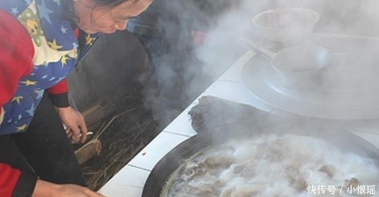 东北|实拍东北“正宗杀猪宴”, 满桌都是土货, 菜摞好几层, 撑得扶墙走