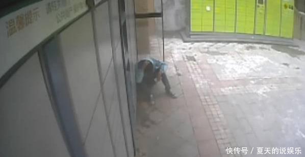 小曲|太气人！18岁快递小哥被暴打，打人者只因自己打不开快递柜
