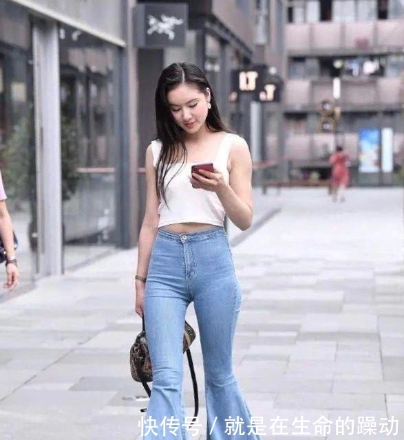 帅气|牛仔裤能更好地展现曲线美,彰显腿部线条,优雅干练又帅气