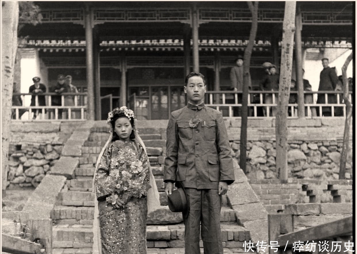 世纪|20世纪40年代的一组老照片,夫妻婚宴办的很简单,脸上也没有笑容