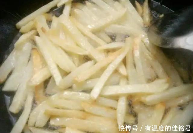 薯条|炸薯条时,需要先焯水吗大厨教你一招,薯条又香又酥不回软!