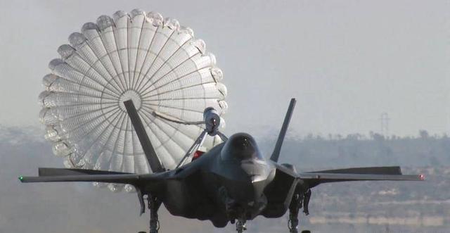 飞机|C919身后为何拉出一朵伞花?关键时刻保命,让国产飞机更安全