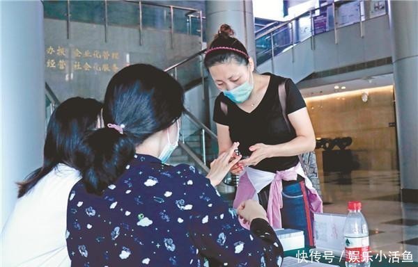 夫妻|幸运夫妻 一个抽中华为P40 一个抽中百元餐劵