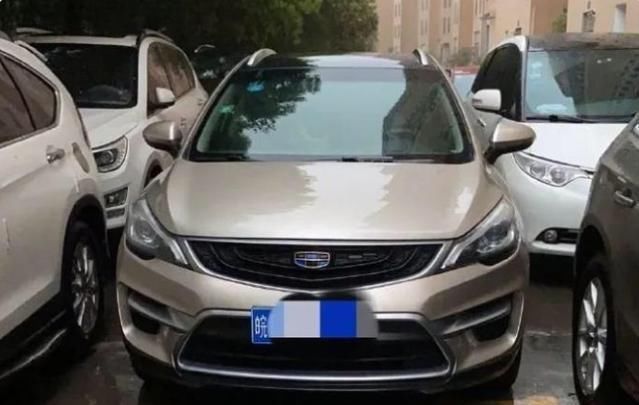  车主|吉利违停堵出口，车主正想破口大骂，看到车内纸条闭嘴了对不起