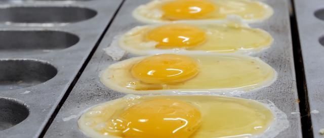 分量|大姐街头卖“煎蛋糕”小吃,分量足味道好,6块就能管饱