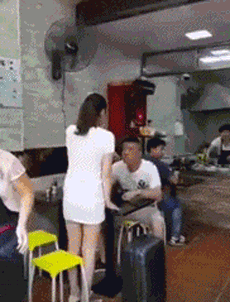  老伴|搞笑GIF趣图:姑娘，自拍归自拍，能不能先把扣子扣上啊！