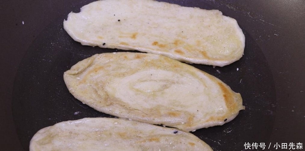 面粉|这是椒盐酥饼的做法，咸香可口，外皮超酥，轻轻一碰就掉渣