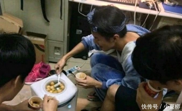 烧烤|被大学逼出来的“坚强”，饮水机吃火锅不算啥，啤酒瓶烧烤才是牛