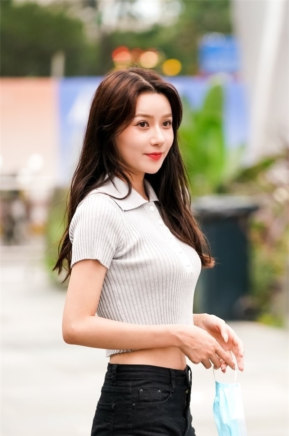 小姐姐们|闷热天气开启,短裤短袖登场,这么穿搭清凉时尚气质优雅