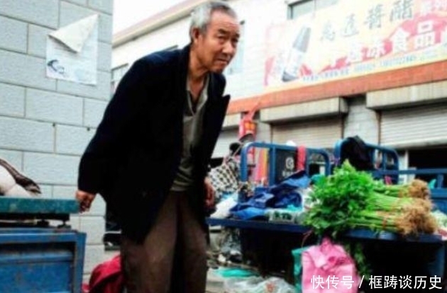 地摊上|为啥年轻人宁愿超市买“高价菜”,也不买路边老人的菜?原因过于真实