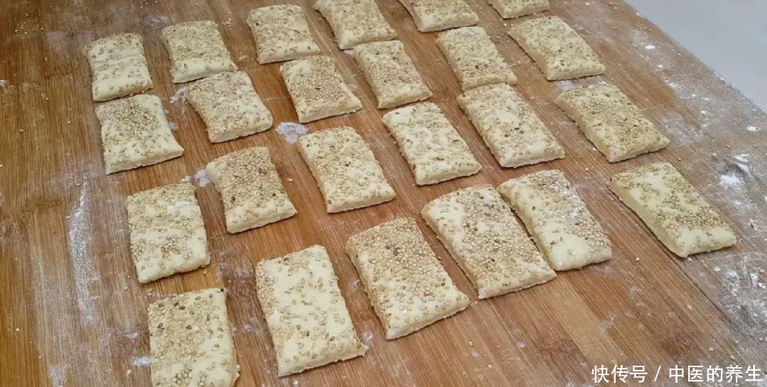  松软|烧饼这做法才简单，加2个鸡蛋，个个松软香甜，比鸡蛋饼面包好吃