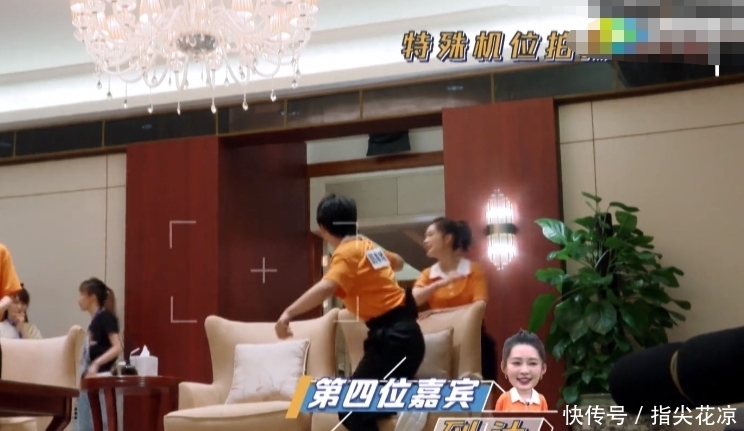  救场|李沁录节目发现领口太大，被男嘉宾围着时，她的救场方式我服了