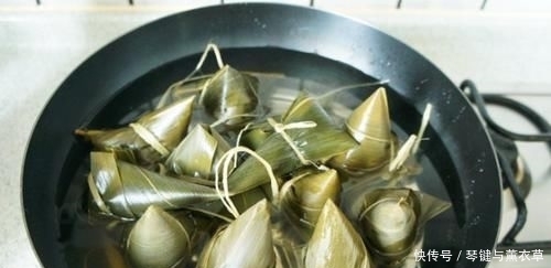 松散|煮粽子用冷水还是热水？这1步很重要，弄错了水，粽子会松散夹生！