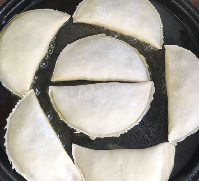  味道|皮薄馅儿大没有褶的韭菜盒子，吃出妈妈的味道