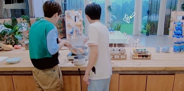 剧情|谭松韵冒雨重返节目组,谁注意张新成下意识反应?怕是偶像剧情