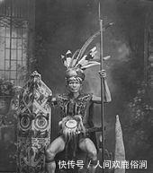  加里曼丹岛上|印尼著名猎头族——达雅人的恐怖习俗和他们用来砍人头的曼道刀！