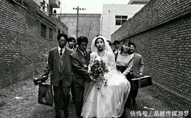 直击|直击八十年代老照片：图4新娘子很美，最后一位女子“倾国倾城”