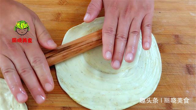 发面|家常版葱花鸡蛋饼,不发面不烫面,简单几步,酥软好吃,凉了不硬