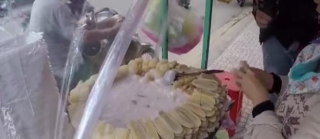 小吃还|大婶卖“长条状”小吃,5元一根不涨价,不吃后悔,吃了更后悔