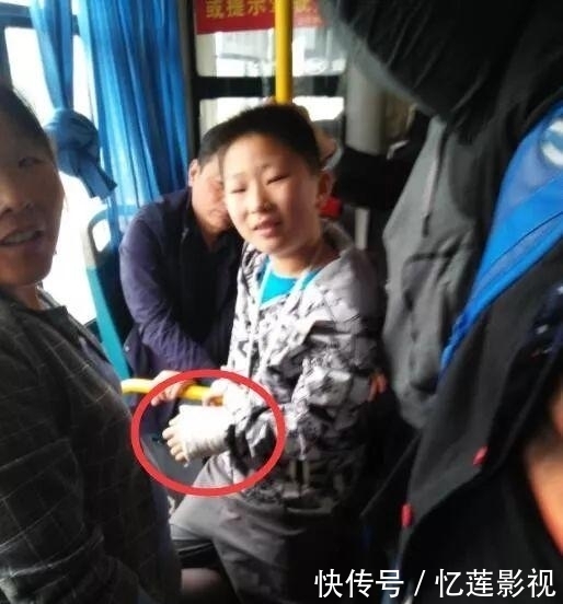 次提醒乘客让座|公交车上,记者四次提醒全车人,竟无人给受伤小男孩让座……