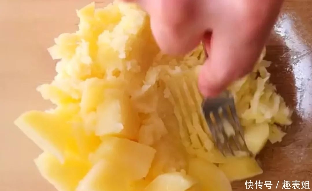 土豆饼|教你自制香酥可口的土豆饼,手不沾面就能做好,方法特别简单!