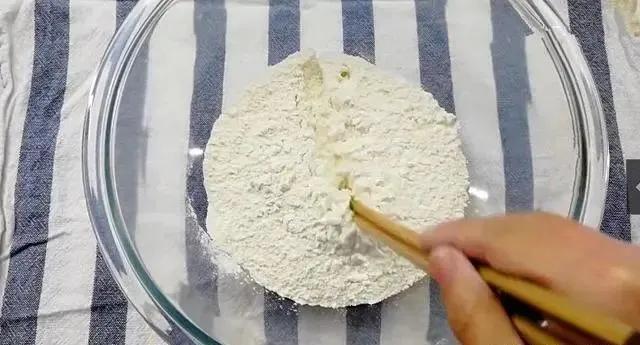  不硬|一到夏天我就烙这种饼，香软又筋道，1分钟烙一张，凉了也不硬