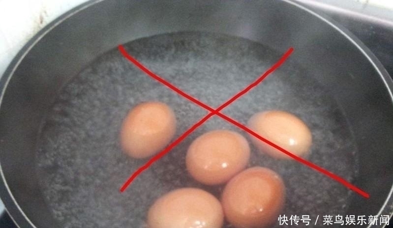  放水|煮鸡蛋时，别直接放水里，学会这样做，鸡蛋营养无细菌，蛋壳一碰就掉