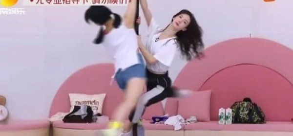 跳舞|万茜受伤依然站C位,全员单手跳舞有团魂,宁静顾全大局帮忙拉票