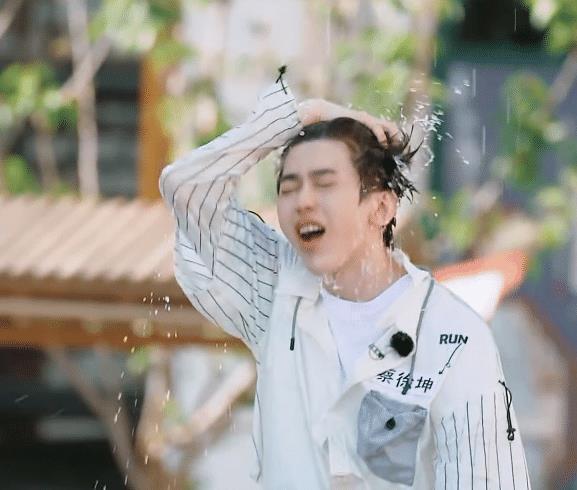 故意|蔡徐坤游戏故意推翻李晨,沙溢看不下去,暴露跑男团真实关系