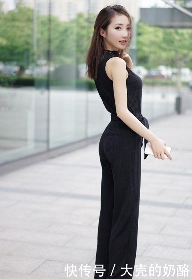 尽显|路人街拍，简约的修身设计突显气质，在不经意间尽显女神高雅品质